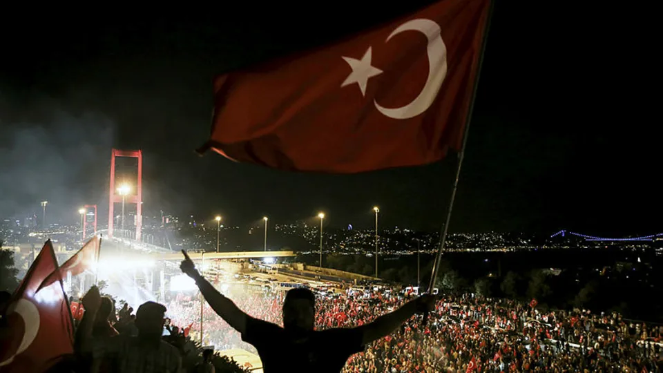 Ünlü isimler 15 Temmuz’da tek yürek! “Hiçbir zaman unutmayacağız"