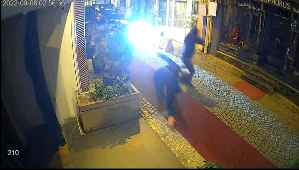 1664136250200.jpg Ortaköy'deki kavgadan yeni görüntüler! Motosikletle gelen 4 kişi silahlı saldırı düzenledi! Gece kulübü önünde kaos görüntüleri... - 5