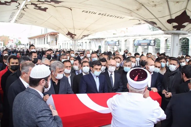 Özdemir Bayraktar son yolculuğuna uğurlandı! Sevenleri Fatih Camii'ne akın etti
