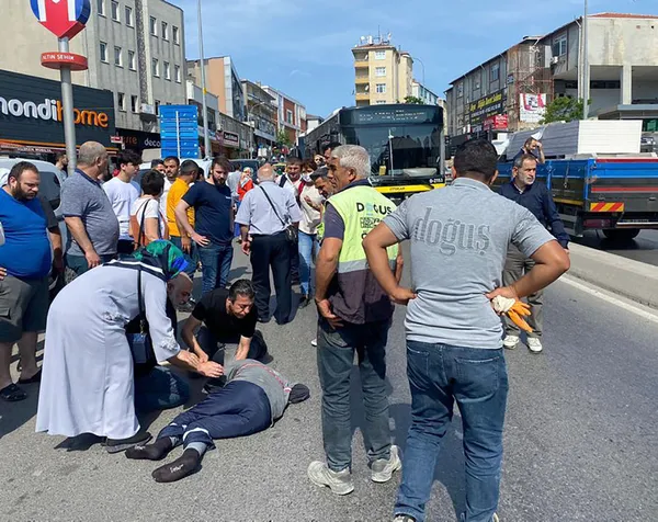 istanbulda-temizlik-iscisi-cop-arabasi-ve-supurgesiyle-yoldan-karsiya-gecmek-istedi-iett-otobusu-carpti-tam-50-1654510304626.jpg İETT temizlik işçisine çarptı! 50 metre sürüklenen görevli hayatını kaybetti! - 2