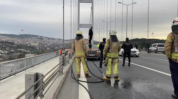 15-temmuz-sehitler-koprusunde-tansiyonlar-yukseldi-otomobilin-ustune-cikip-basindan-asagi-benzin-doktu-hortuml-1671110294592.jpg 15 Temmuz Şehitler Köprüsü'nde tansiyonlar yükseldi! Otomobilin üstüne çıkıp başından aşağı BENZİN DÖKTÜ! Hortumlu müdahaleye sinirlenince… - 3