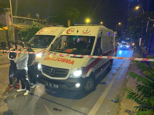 Kartal'da iki otomobil kafa kafaya çarpıştı: 8 ağır yaralı - 1