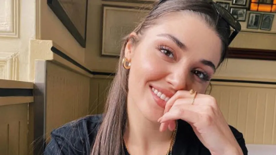 Hande Erçel makyajsız haliyle sosyal medyayı salladı