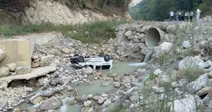 Piknikten dönen ailenin aracı dereye uçtu: 6 yaralı