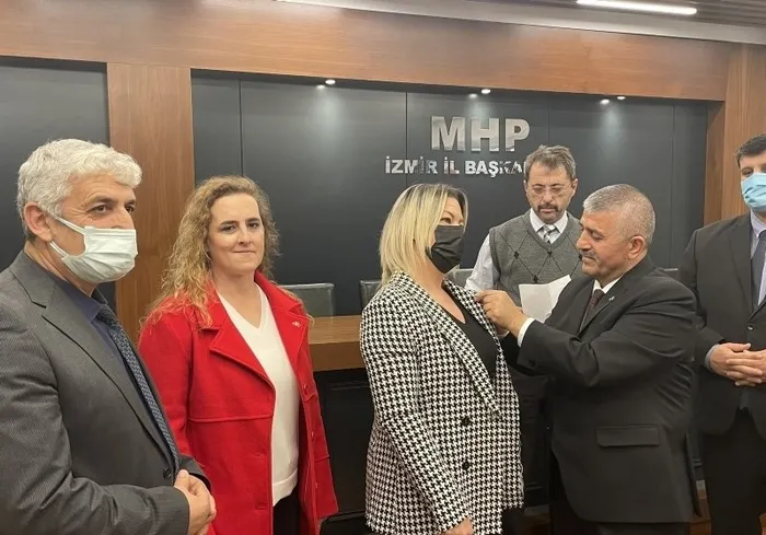 İzmir'de İP koptu! İYİ Parti'den topluca istifa edip MHP'ye katıldılar - 1