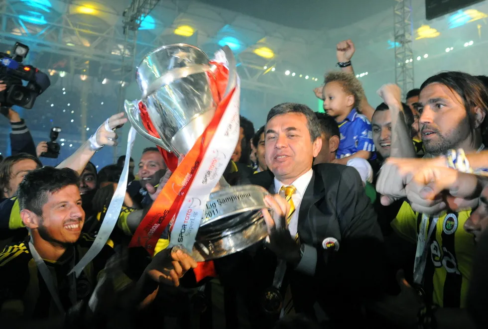 1780070960962.jpg Fenerbahçe'de yeniden Aykut Kocaman dönemi mi? Aziz Yıldırım'dan eleştirilere net yanıt: "Sosyal medyaya bakarak karar vermem" - 2