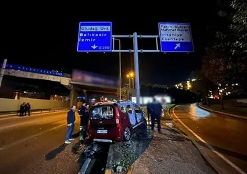 Bursa'da araç direğe çarptı! Alev aldı