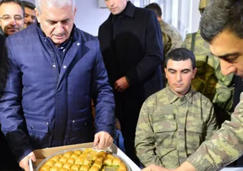 Başbakan Yıldırım'dan Mehmetçik'e ziyaret