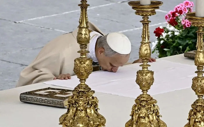 papa-leo-resmen-goreve-basladi-ilk-mesajlari-ne-oldu-iste-parmagina-taktigi-o-yuzugun-sirri-1747577494302.jpg Papa Leo resmi tören esnasında bazı ritüellerini gerçekleştirirken (AFP)