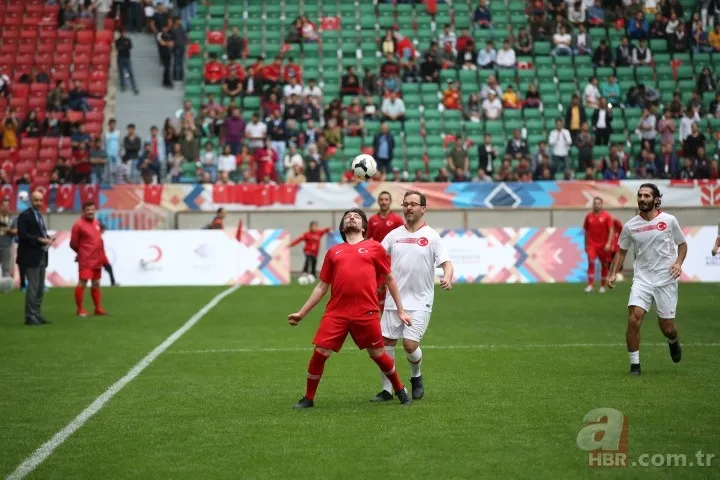 Başkan Erdoğan ünlüler karması maçını başlattı 21