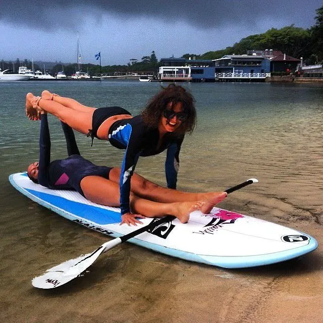 Sörf tahtasında yoga