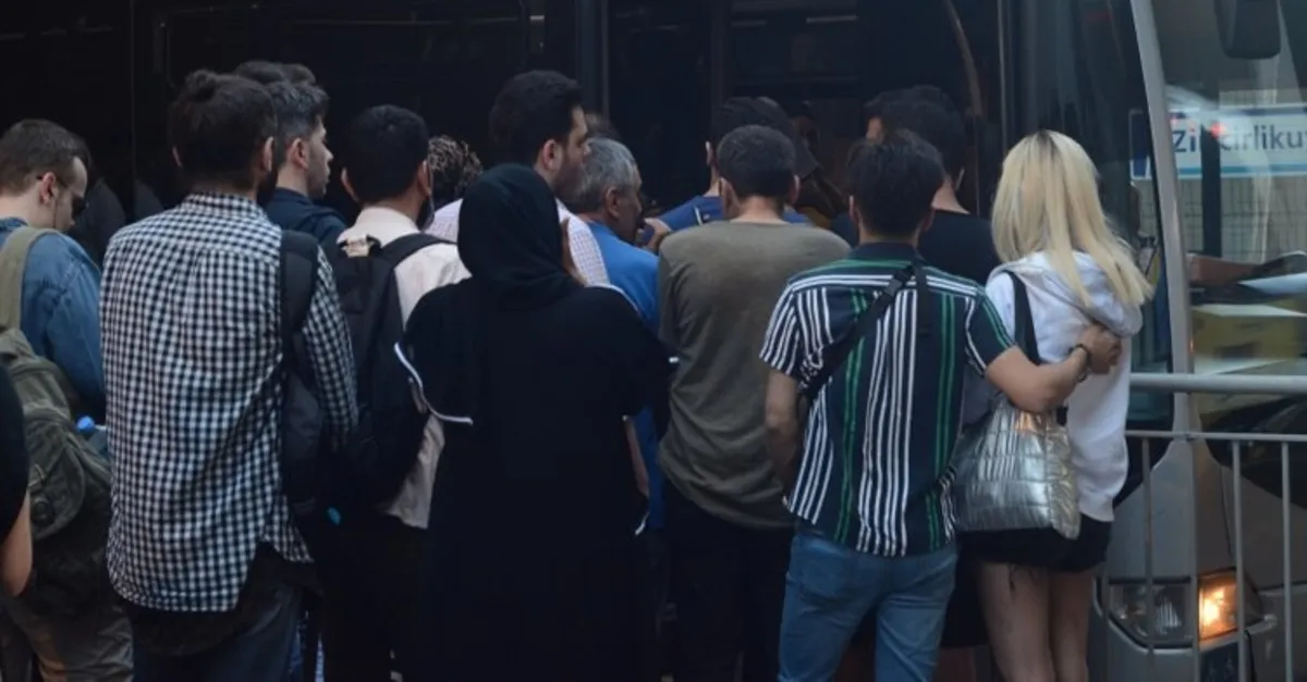 Metrobüs duraklarında yoğunluk!