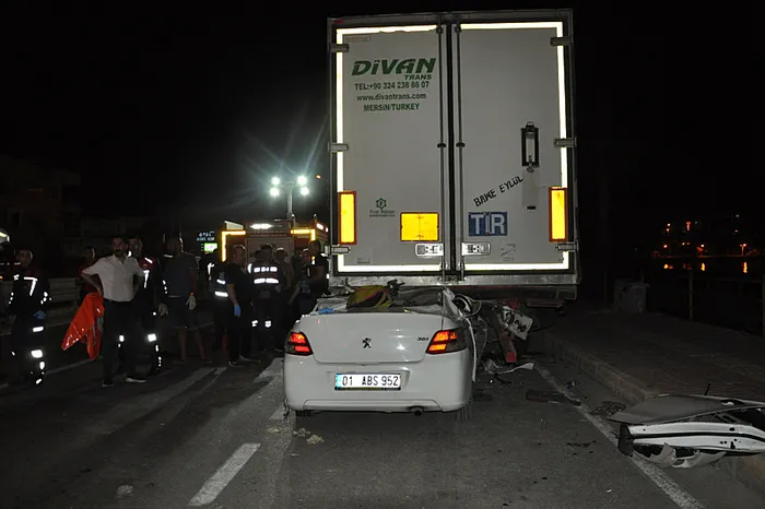 mersinde-feci-kaza-olenlerin-kimlikleri-belirlendi-1746854287090.jpeg Mersin’deki feci kazadan görüntü (İHA)