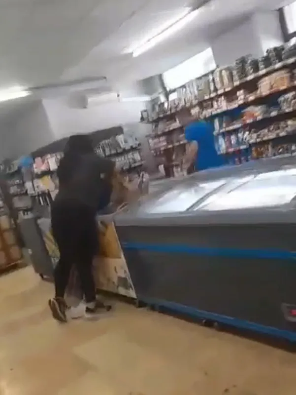 1719212178471.jpg Kafasını defalarca dolaba vurdu! Market çalışanını böyle darp etti! O anlar güvenlik kamerasında... - 2