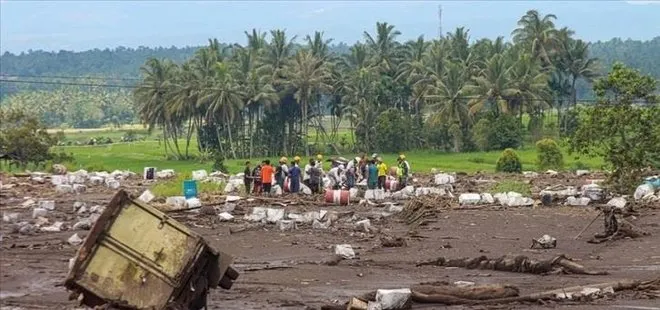 Endonezya’da heyelan ve seller nedeniyle ölenlerin sayısı 67’ye çıktı