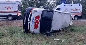 Kaygan yolda kontrolden çıkan minibüs yan yattı