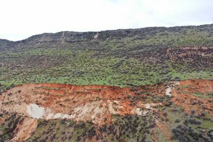 Adıyaman’daki Çekirge Dağı’nda yarık ve yer kayması oluştu! Depremin boyutunu gözler önüne seren görüntü