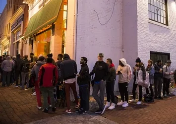 iPhone X için binlerce kişi sıraya girdi