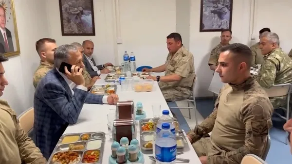 baskan-erdogan-cudi-dagi-us-bolgesindeki-askerlerle-gorustu-terorle-mucadelemizde-durusunuz-bu-milletin-huzuru-1687116221260.jpg Başkan Erdoğan Cudi Dağı Üs Bölgesi'ndeki askerlerle görüştü: Terörle mücadelemizde duruşunuz bu milletin huzuru olacak - 1