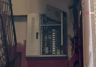 Bina girişindeki odunluk alev aldı