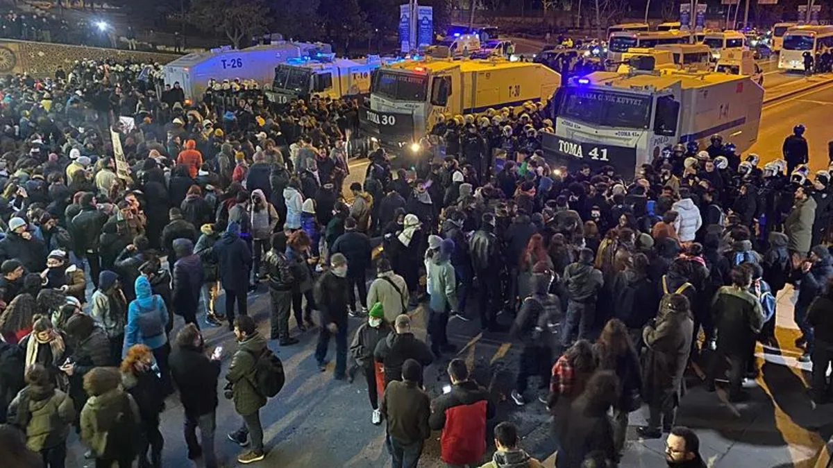 Ankara'da izinsiz gösteriye müdahale eden ekiplere taşlı saldırı! 5 polis yaralandı
