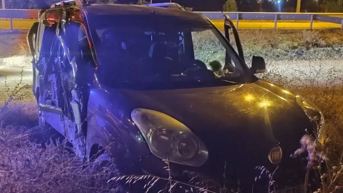 Amasya'da bariyere çarpan hafif ticari araçtaki 6 kişi yaralandı