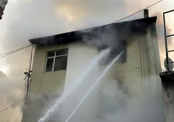 Bursa'da 3 katlı bina alev alev yandı