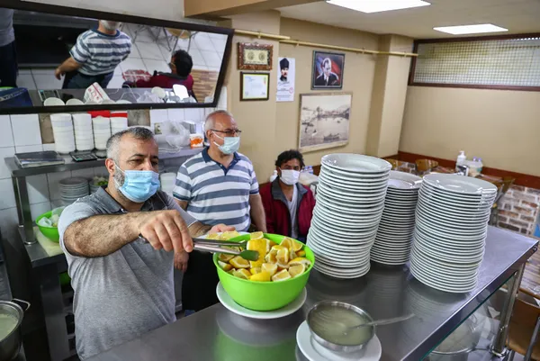 vatandaslar-kafe-ve-restoranlara-akin-etti-1622531480729.jpg Vatandaşlar kafe ve restoranlara akın etti! - 6