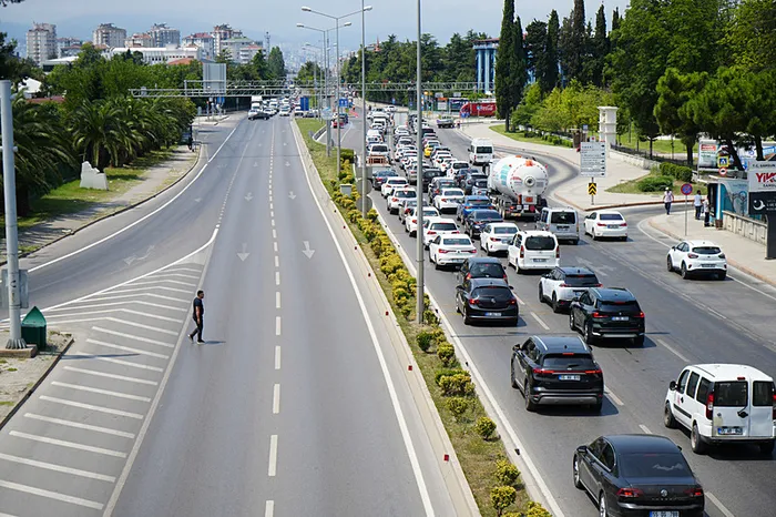 Yayaların ölümle burun buruna geçiş yarışı! Kamu binalarına erişim için ölümü göz alıyorlar - 3