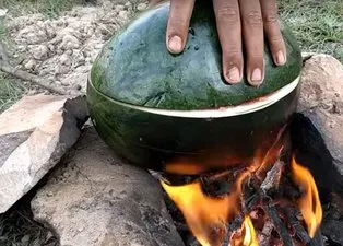 Karpuzun içinde öyle bir şey pişirdi ki... Görenler şoke oldu!