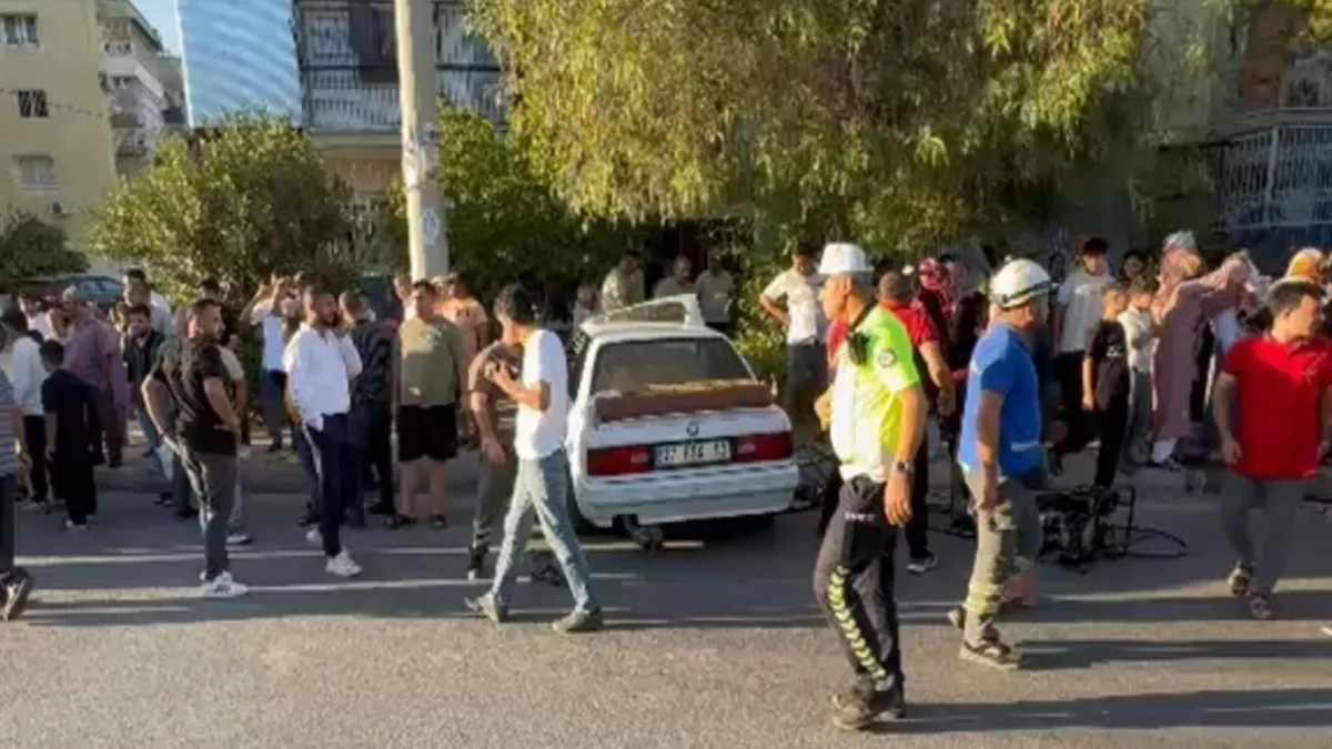 Mersin’de kaldırıma çıkan otomobil ağaca çarptı: 2 yaralı