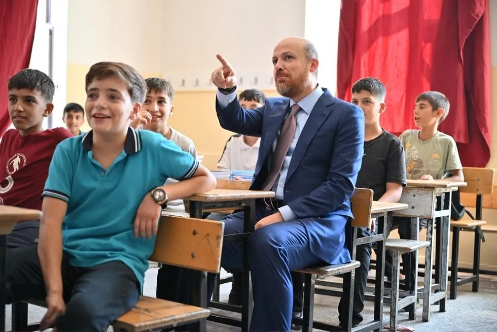 bilal-erdogan-yeni-egitim-ogretim-yilinin-ilk-gununde-diyarbakirda-ogrenci-ve-ogretmenlerle-bulustu-1789376797357.jpeg Bilal Erdoğan yeni eğitim öğretim yılının ilk gününde Diyarbakır’da öğrenci ve öğretmenlerle buluştu - 3