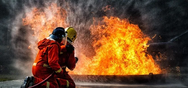 Ümraniye'de iki katlı ev alev alev yandı