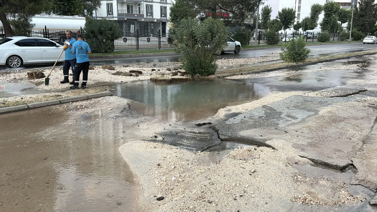 Adıyaman'da su hattı patladı yol çöktü! Otomobil çukura düştü
