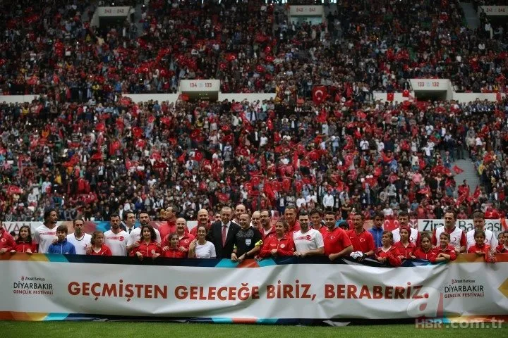 Başkan Erdoğan ünlüler karması maçını başlattı