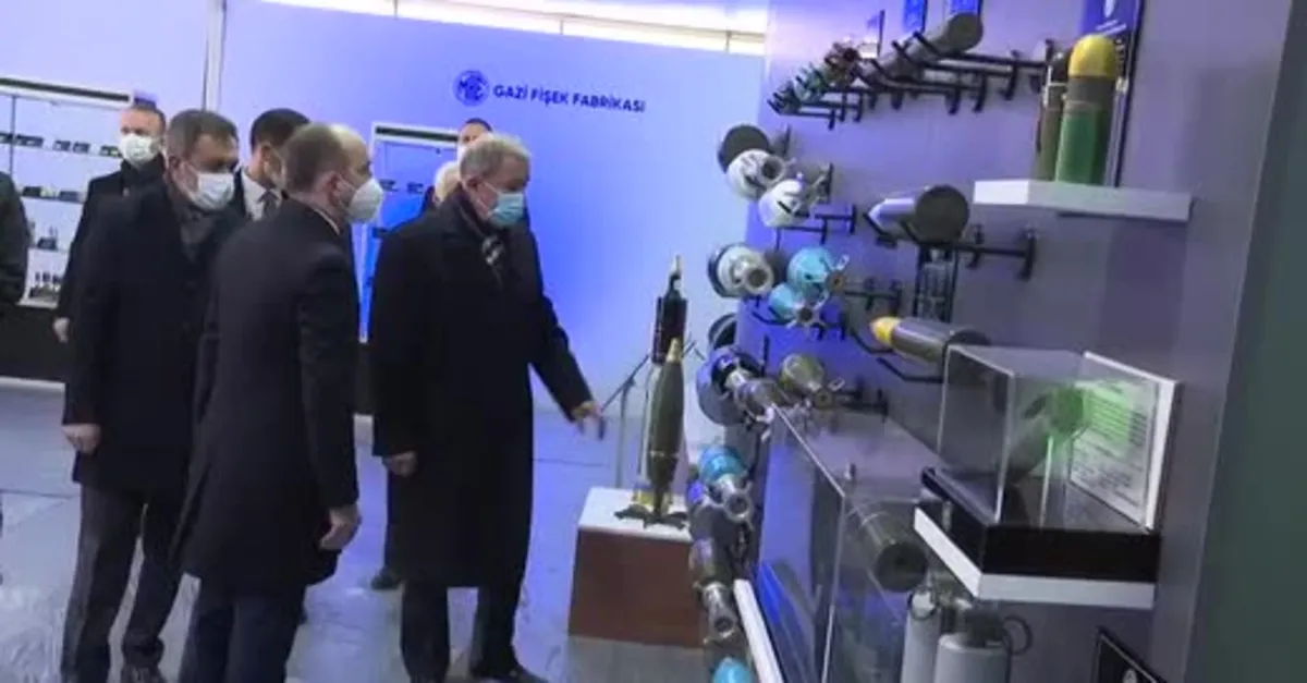 Bakan Hulusi Akar, şehit Üsteğmen Ozan Olgu Köreke'nin tasarladığı "OZOK" el bombasını inceledi