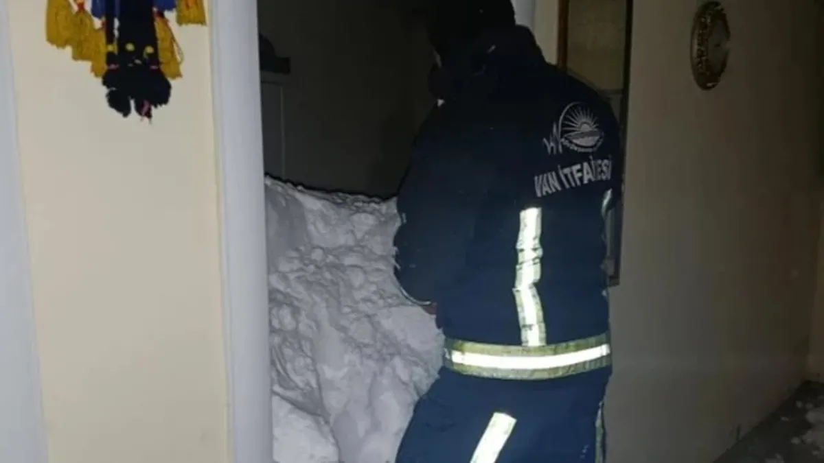 Van'da çığ düştü! 1 kişi kayıp 22 ev boşaltıldı
