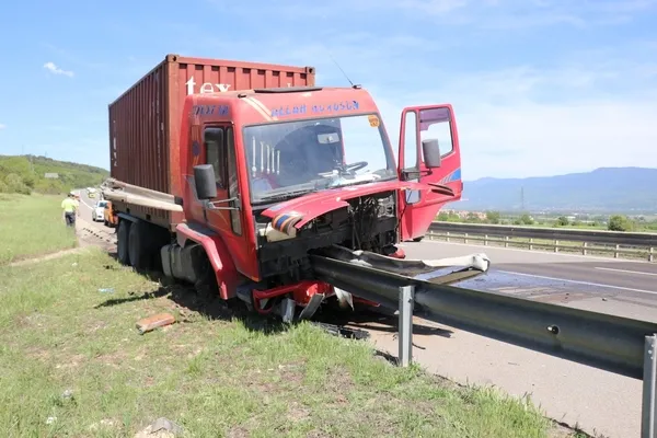 TEM'de korkunç kaza! Bariyere ok gibi saplandı - 1