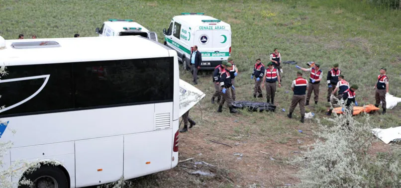 Ankara'da sürücüsü uyuyan yolcu otobüsü devrildi