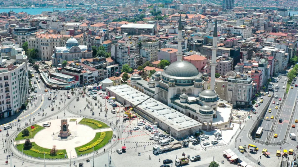 Vatandaşlar ilk namaz için Taksim Camii'nde!