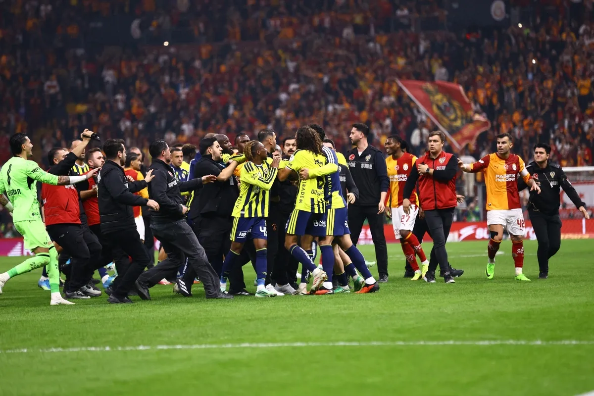 galatasaray-fenerbahce-derbisi-sonrasi-saha-karisti-1793048304936.jpg Galatasaray-Fenerbahçe derbisi sonrası saha karıştı! - 1