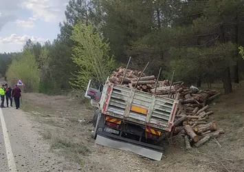 Karabük'te odun yüklü TIR devrildi: 2 yaralı