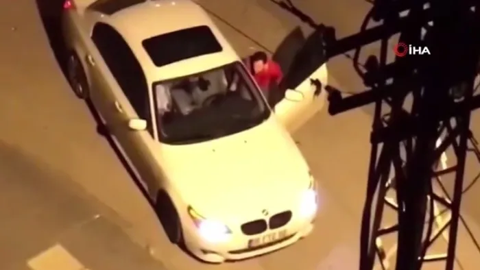 Ankara’da kadına şiddet anı kamerada! Otomobilde kız arkadaşını tekme tokat dövdü! - 3
