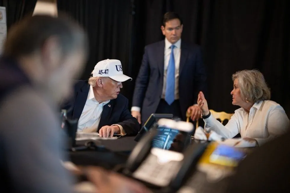 ABD Başkanı Donald Trump, ekibiyle Durum Odası'nda değerlendirmelerde bulunuyor. (ahaber.com.tr arşivi)