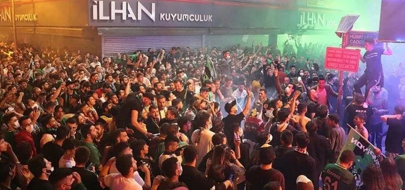 Kocaelispor'un şampiyonluk kutlamalarında talihsiz kaza! 2 futbolcu yaralandı...