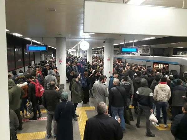 İstanbul’da metro arızası! Vatandaşlar Bağcılar Meydan ile Kirazlı arasında yürümek zorunda kaldı!