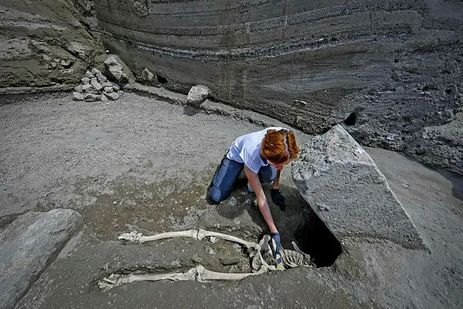 2-bin-yillik-iskeletin-sirri-ortaya-cikti-kurtarma-gorevine-katilan-bir-subaymis-1620801593983.jpg 2 bin yıllık iskeletin sırrı ortaya çıktı! Kurtarma görevine katılan bir subaymış - 3