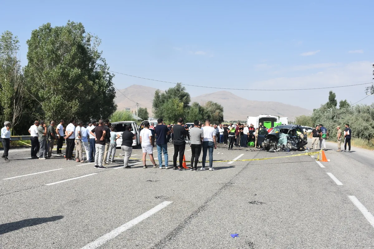 Van'da feci kaza! Kamyonet ile hafif ticari araç kafa kafaya çarpıştı: 2 ölü, 9 yaralı - 3