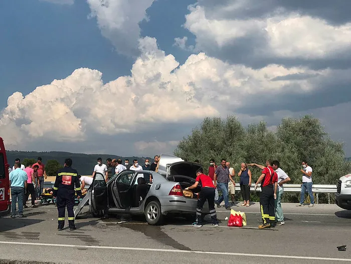 Kütahya'da korkunç kaza otomobil TIR'a çarptı - 1
