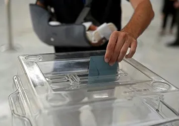 Fransa'da halk sandık başında! 12 adaylı Cumhurbaşkanlığı seçimini kim kazanacak?